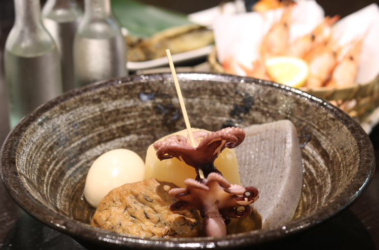 イチオシはおでん。新 潟名物の鶏の半身揚げもあり、県外客をもてなす場としても最適