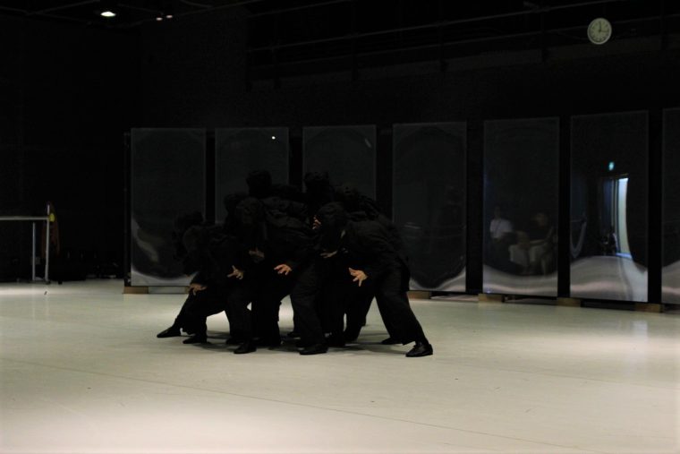 『ZAZA』より「群れ」（2013年）。10人の黒衣たちによる迫力のある群舞