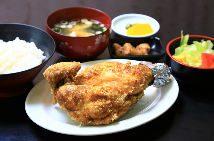 『ひな鳥定食』（950円税込み）ごはん、味噌汁、小鉢、サラダ、漬物付き！