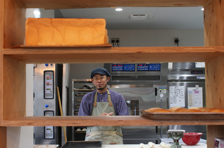 店主の嶋田さん。アイディアマンで個性的なパンを生み出しています