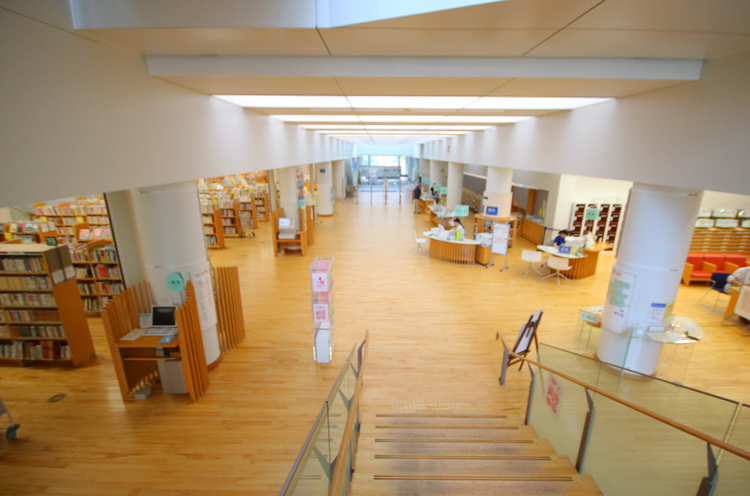 「ティーンズコーナー」や「マンガコーナー」なども備えた『新潟市立中央図書館』。「ほんぽーと」と呼ばれ親しまれている図書館のエントランスにある