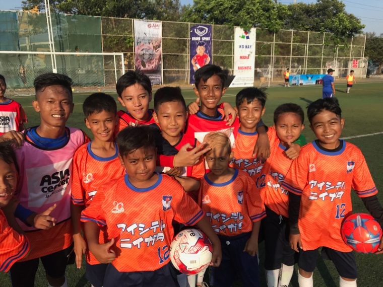 ミャンマーでのサッカークリニックの様子。子どもたちが「アイシテル ニイガタ」のTシャツを着て、サッカーを楽しんでくれている。ホント嬉しいですね