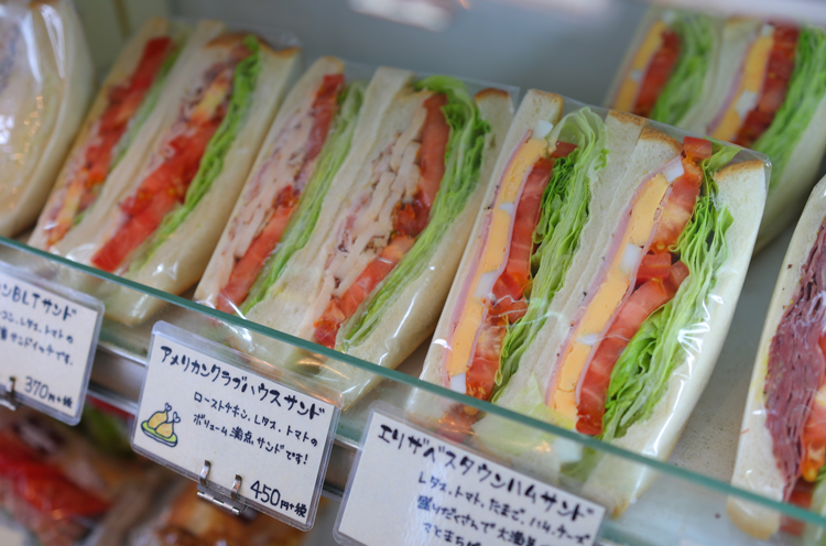 サンドイッチはどれもボリューム満点！種類の豊富さにも驚かされます