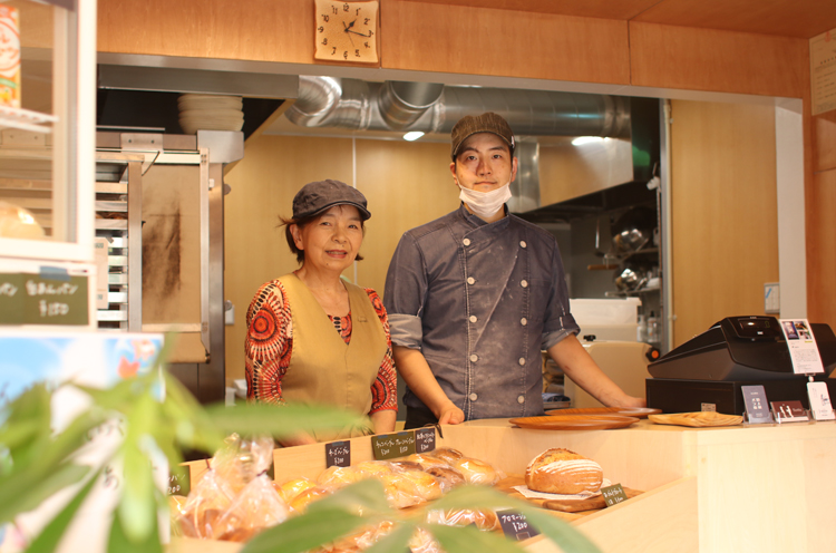 野上製パン店の野上満さんとお母さん（詳しいお店情報は写真をクリック・タップ）