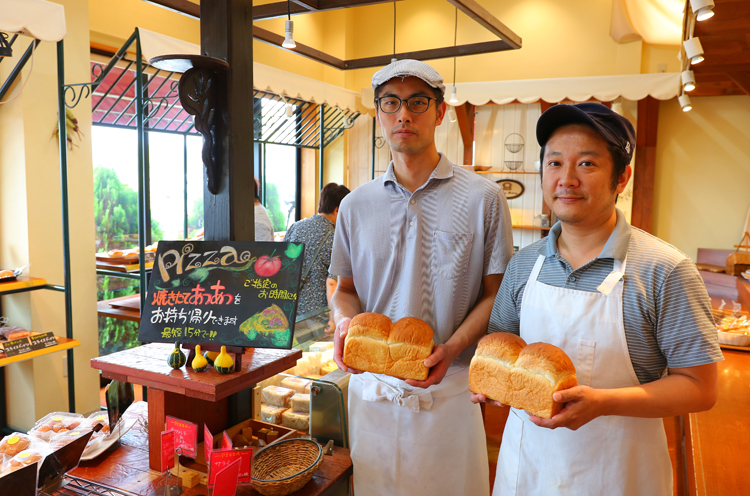 生食パンの製造を担当する長谷川さん（左）と店長の河内さん（右）