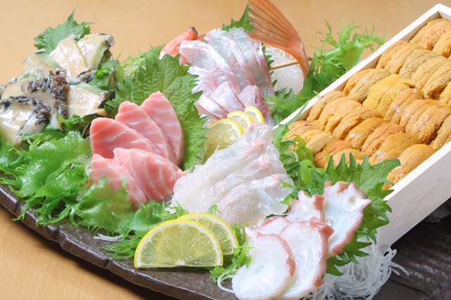 プリプリな志津川のタコやアワビをはじめ新潟の魚介を使った刺身はぜひとも食してほしい