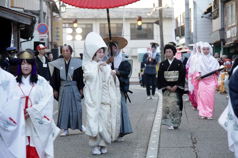 5月3日（祝）に開催、狐メイク＆古式ゆかしき衣裳で津川の町中を練り歩く「つがわ狐の嫁入り行列」。毎年数万人の観光客が訪れるビッグイベントです！