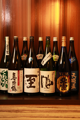 日本酒は佐渡の酒を中心に、県内の希少酒を揃える