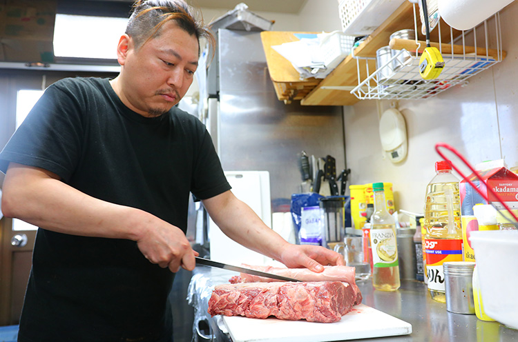手際よく肉をトリミングしていく店主・加山さん