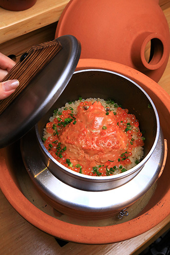やまびこ米と旬食材を用いた『釜戸炊き御飯』。新潟が誇る米を蒸し釜戸で最高に美味しく炊き上げて提供する