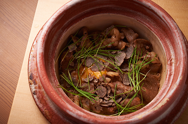 新潟産コシヒカリを使った土鍋ごはんも人気が高い。コース内容も要望に応じて対応してくれる
