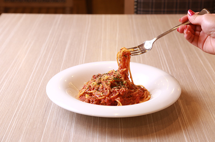 トマトを贅沢に使うのがイタリア軒流。『伝統のボロニア風ミートソーススパゲティ』（1,100円税込）