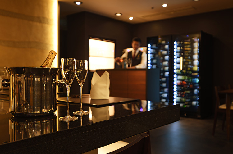 ホテル9階のラグジュアリーな店内には、ワインセラーとワインサーバーを設置。ワインラバーたちも注目してほしいステーキハウスだ