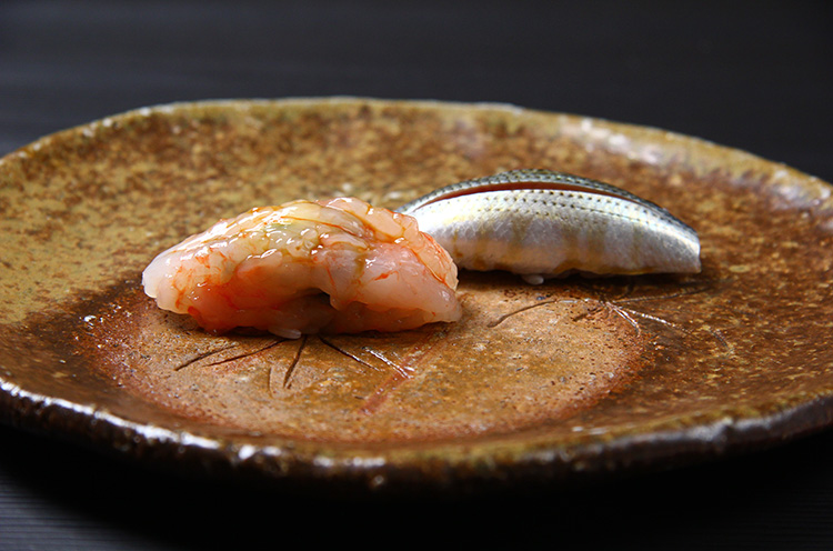 お酒と一緒に楽しめる鮨を目的に、シャリは、酢と塩だけで作る特別なブレンド法で作られている。