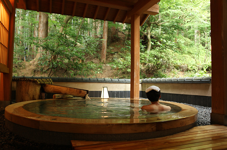 ぬるめのお湯でも体がしっかりあたたまるラジウム温泉は、新陳代謝をあげ健康に良い。宿泊客は24時間利用可能