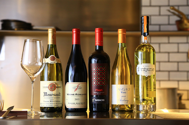 料理に合う自然派ワインはフランス産を中心に、西蒲区のルサンクワイナリーも。手頃なグラスワインも用意