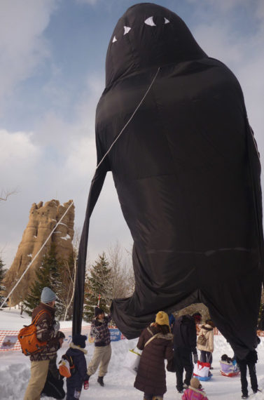 磯崎道佳「マキオ巨人と雪上散歩」　（国営滝野すずらん丘陵公園/札幌市/2013）