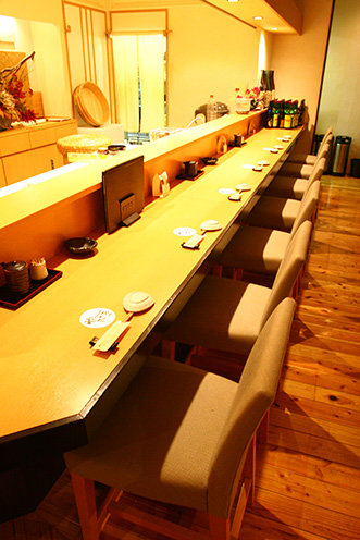 寿司居酒屋とはいえ、板前との会話も楽しいカウンター席もしっかり。