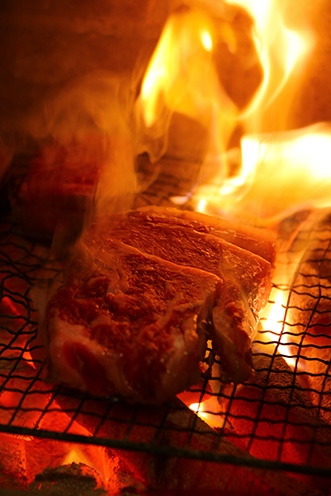 塊から切り分けたお肉は炭火でじっくりと焼き上げ、うまみを閉じ込める。
