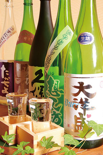 新潟地酒は、利き酒師が厳選した銘柄が充実。こだわりの寿司と一緒にどうぞ