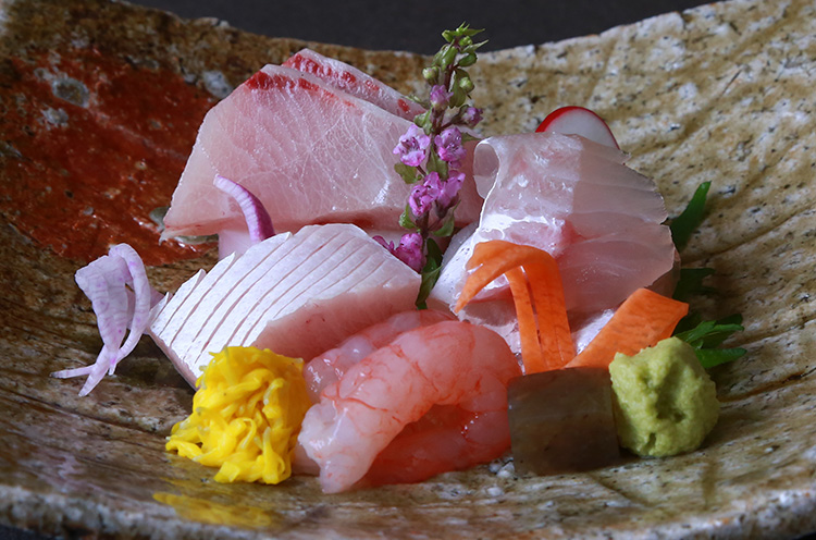 料理長自ら毎朝市場で選んだ極上ネタを中心に仕立てられる『旬魚のお刺身盛り合わせ』。盛り付けも鮮やか