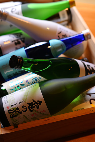 新潟を代表する銘柄から、全国各地から厳選した珍しいなお酒まで、種類豊富にラインナップしている