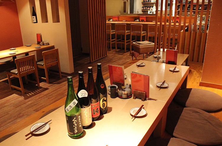 カウンターとテーブル、小上がりを用意。日本酒も各種あり。