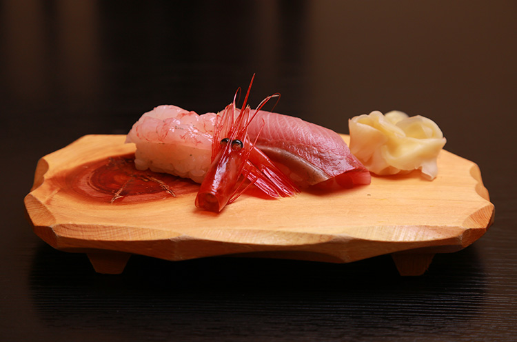 「まずは、今日一番のネタを」と、おとおしで出される握り寿司。この一皿が、数多くのお客を虜にしている