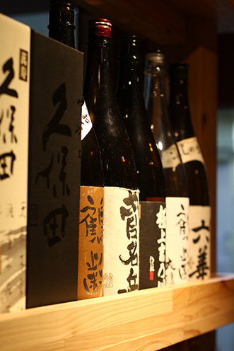 焼き鳥に合わせて飲みたい日本酒の数々。地酒を中心に揃え、県外客のおもてなしにも利用したいお店だ