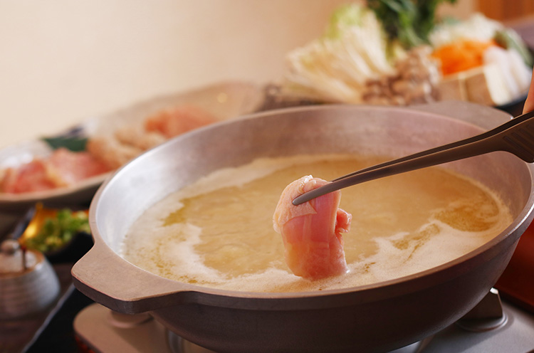 おすすめの『鶏スープ炊き鍋』は2,180円（税抜）から提供。コラーゲンたっぷりで女性からの人気も高い