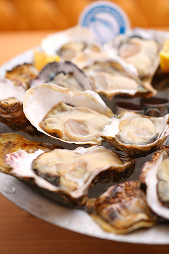 新潟にいながら世界各国の牡蠣が味わえる。国産真牡蠣のピークは12月～4月