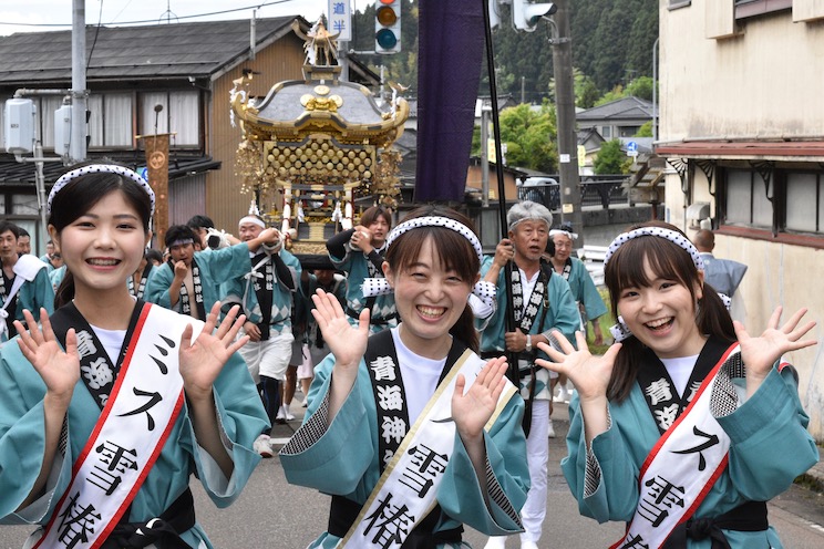 加茂祭りでは神輿行列に参加。「初めて担いだおみこし!! 暑かったけど、とっても楽しかったよ」