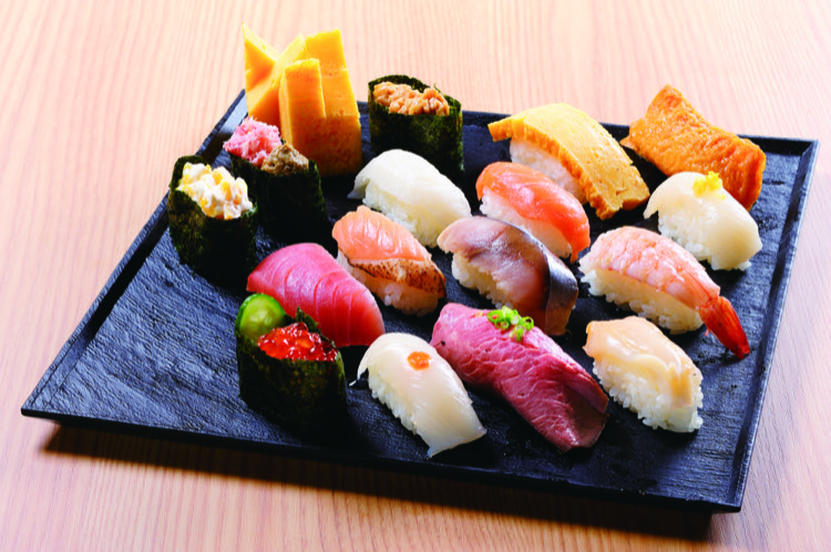 お寿司食べ放題は15時以降のディナータイム限定。30種ものネタが楽しめる
