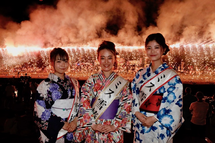 越後加茂川夏祭りでは、名物の大ナイアガラ花火の点火スイッチを押す大役を任されました