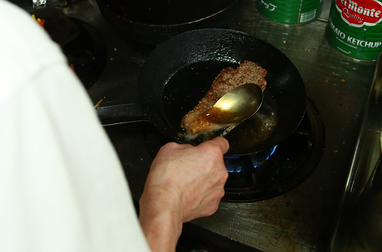 長年の技術と勘でステーキを焼き上げる