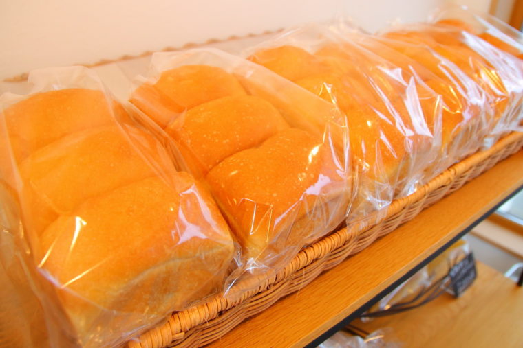 『角食』『山型食パン』に『ほんのり甘い食パン』（500円税別）が仲間入り。そのままでもおいしい、いわゆる「生食パン」。もっちり美味！
