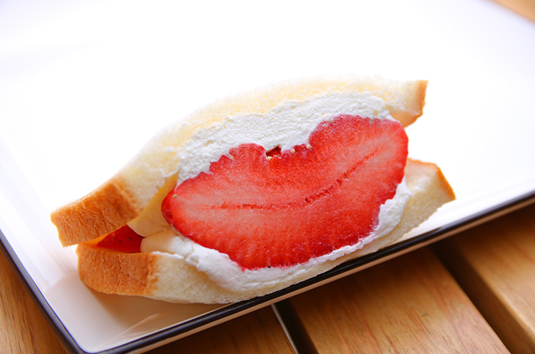 『大きなくちびる あまおう（福岡）』（600円税込）。唇のような見た目の甘酸っぱいイチゴと生クリームが好相性！