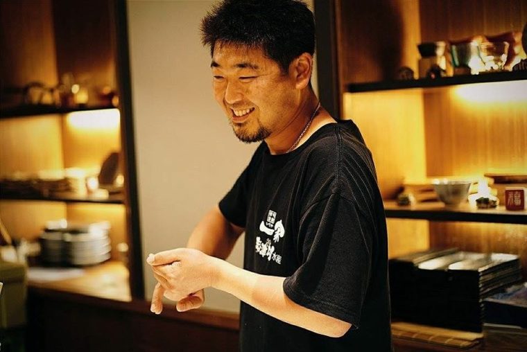代表の品田さんをはじめ、腕利きの料理人が作る寿司＆刺身は必食です