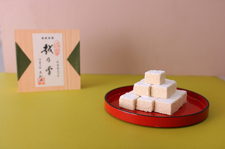 『越乃雪』は長岡藩9代藩主・牧野忠精公が病に伏した時に作られ、献上された歴史ある干菓子