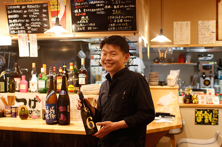 店長の松橋さん。元焼鳥屋さんというだけあって、お酒を飲む人も多いんだって。「日本酒も豊富です！　焼鳥もうまいですよ！」
