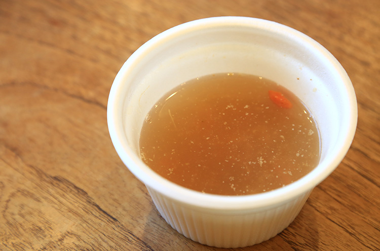 『薬膳スープ』（単品200円税抜）。ショウガの効いたスープ。