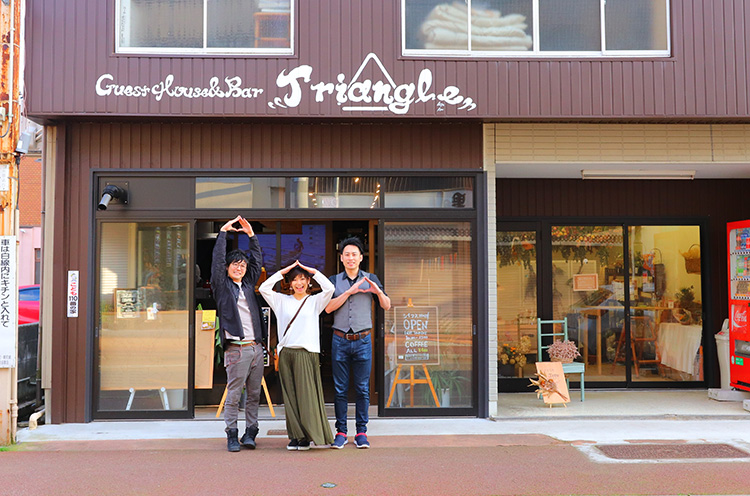 Guest House Triangleを背にトライアングルポーズ！