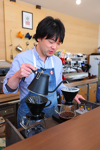 吉田さんが豆に合わせた抽出方法で一杯一杯丁寧にドリップ
