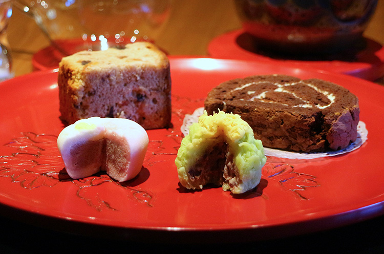 セットのお菓子は4つから選べます。酒田屋と、村上のケーキ屋「アトリエ・ル・クール」自慢の逸品をご堪能あれ