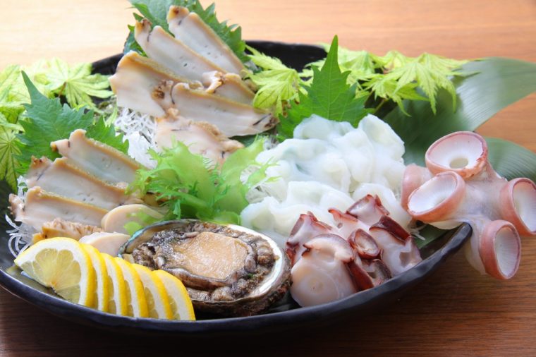 新潟の新鮮魚介はもちろん、宮城・南三陸町のタコやアワビも楽しめる