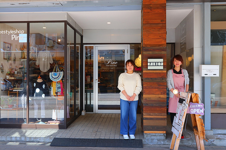 Free style shop Pineの店主・田口さん（左）とネイルサロンC.Cnailの店主・松井さん（右）