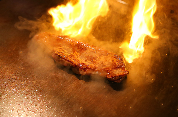 肉の旨味を最大限に引き出したステーキは必食