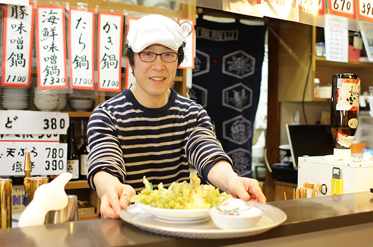 『山菜の天ぷら』を運んできてくれた店主の田村さん