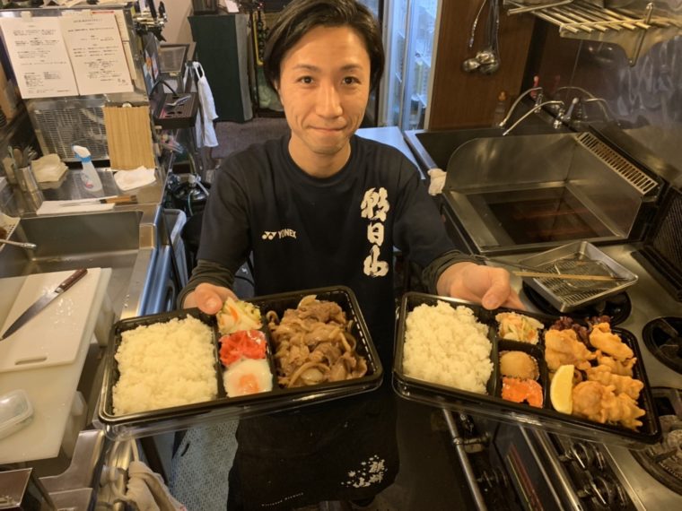 炭鮮の尾形店長さん。「作りたての居酒屋弁当を、ぜひご賞味ください！　他にも、お酒のおつまみなどテイクアウトメニューはたくさんありますよ！」