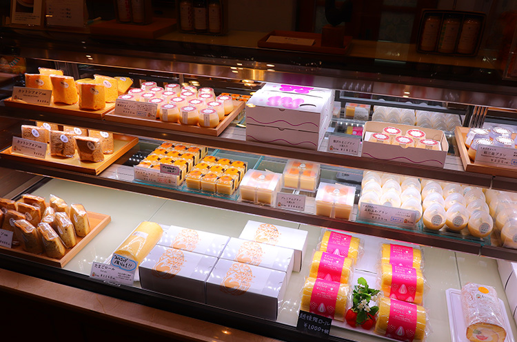 一番 人気の『たまごロール』（1,160円税抜）、ふわふわ食感の『シフォンケーキ』（1,160円税抜～）など、販売するお菓子にはすべてピュアエッグを使用